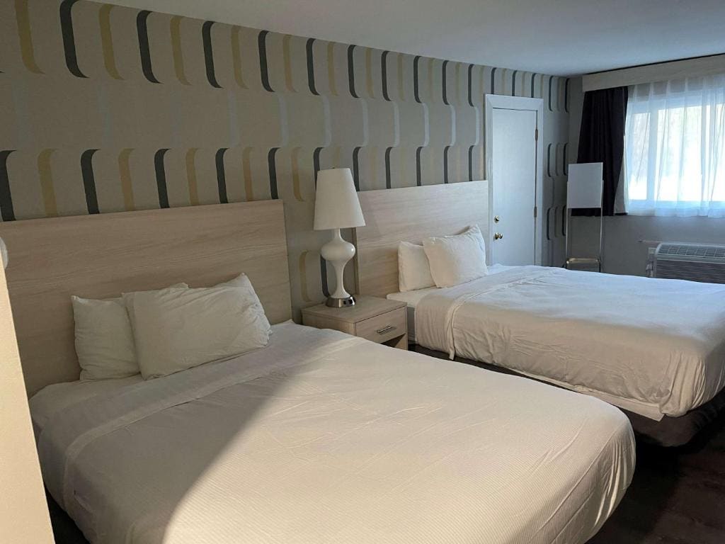 Suite with One King Bed and Two Queen Beds (Not Pet-Friendly) room - Image 1
