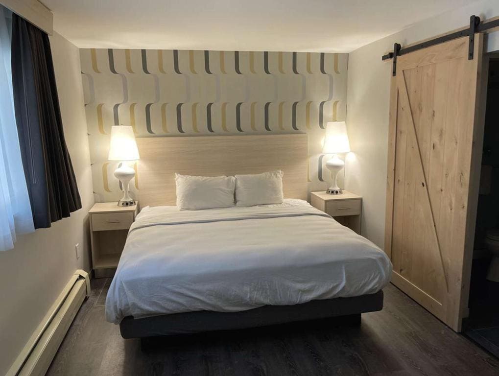 Suite with One King Bed and Two Queen Beds (Not Pet-Friendly) room - Image 2