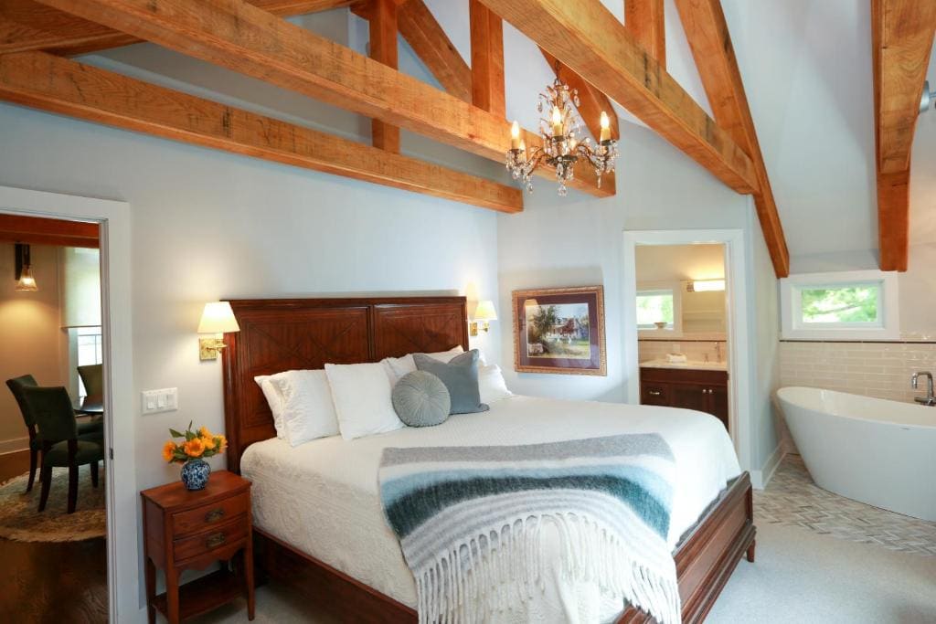Deluxe Queen Room room - Image 2