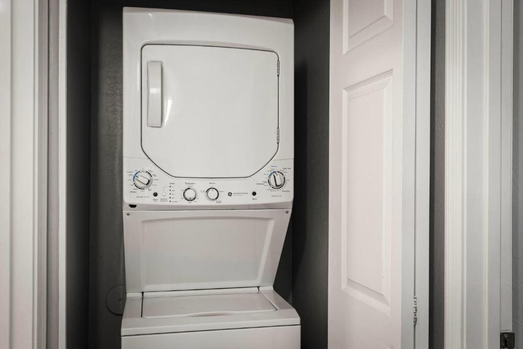 Studio with Murphy Bed (2 Adults) room - Image 2