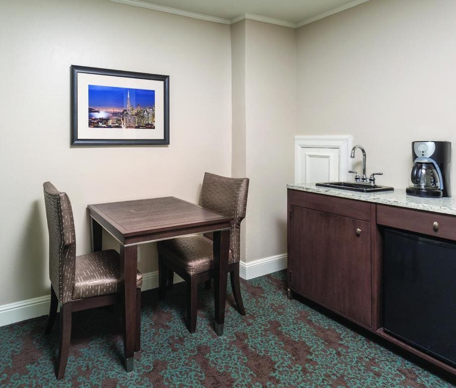 One-Bedroom Suite room - Image 3