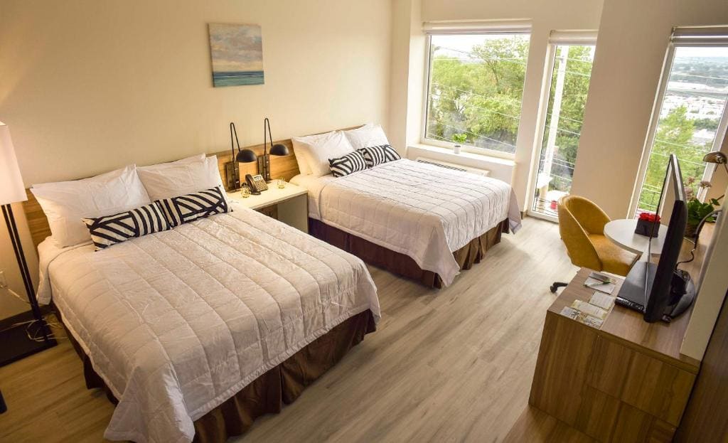 Queen Room with Two Queen Beds - Mobility Access/Non-Smoking room - Image 2
