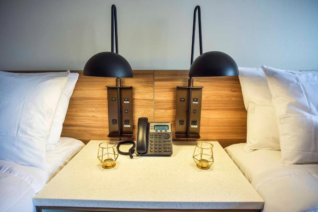 Queen Room with Two Queen Beds - Mobility Access/Non-Smoking room - Image 3