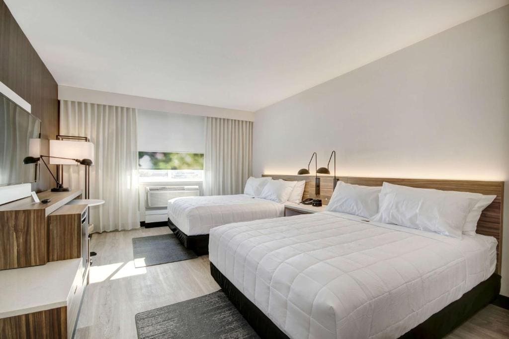 Queen Room with Two Queen Beds - Non-Smoking room - Image 2