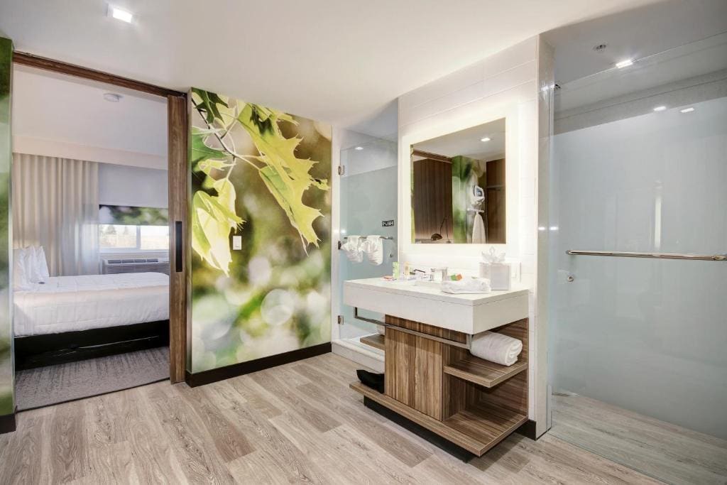 Queen Room with Two Queen Beds - Mobility Access/Non-Smoking room - Image 2
