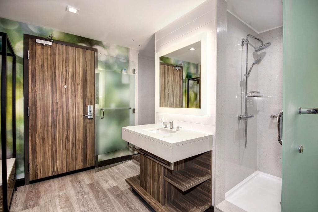 King Room with Mobility Access - Non-Smoking room - Image 3