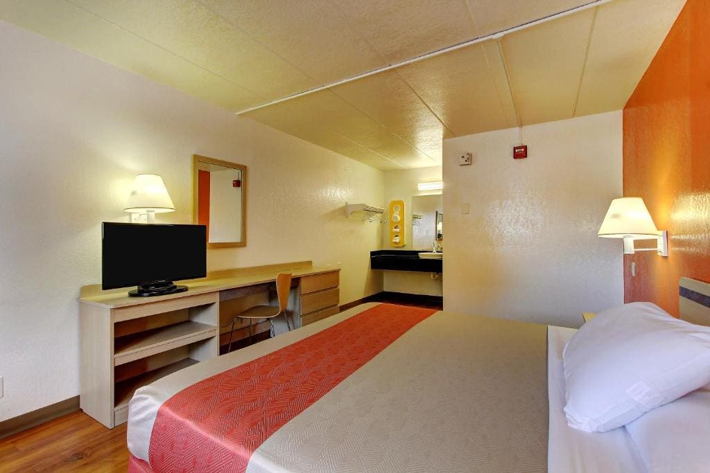 Quadruple Room - Disability Access - Non-Smoking room - Image 1