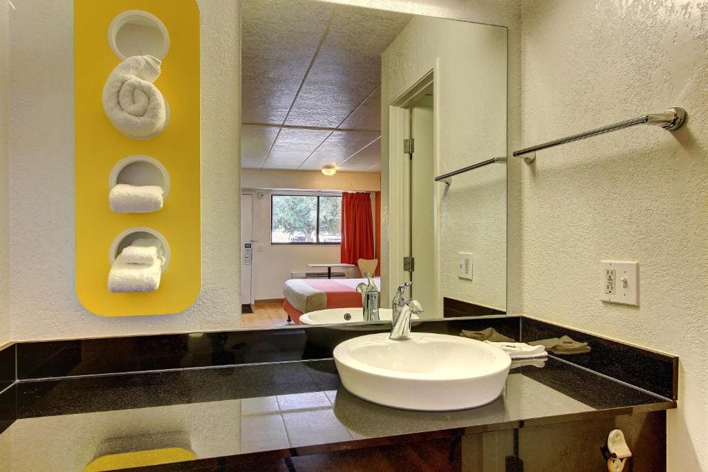 Deluxe King Room room - Image 3