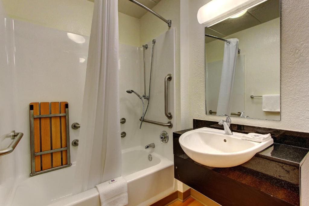 Quadruple Room - Disability Access - Non-Smoking room - Image 2