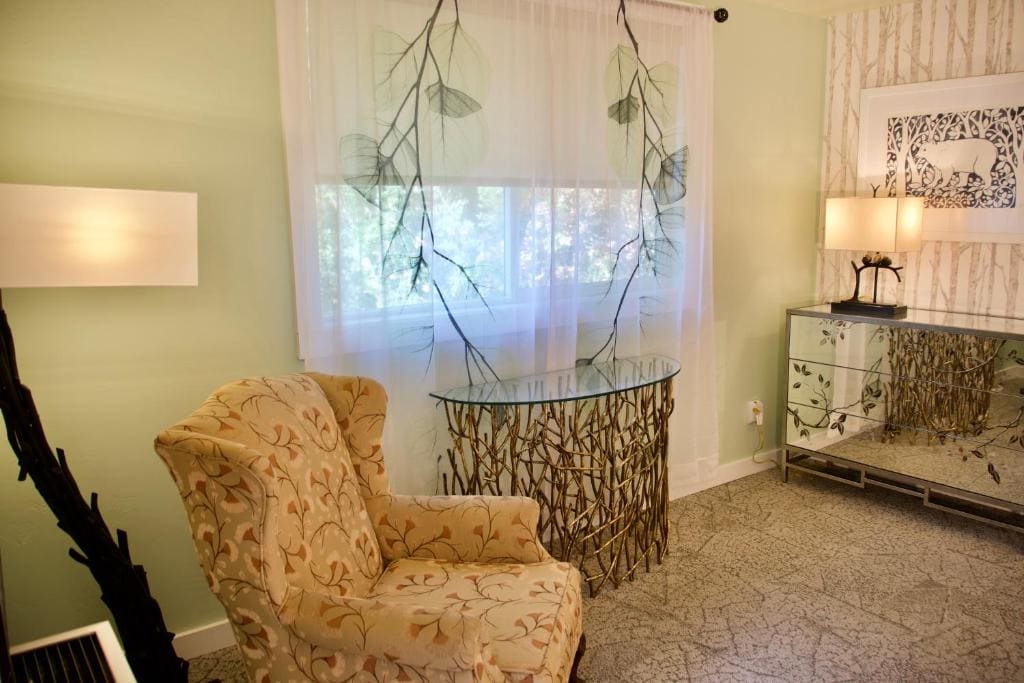 Superior Private Queen Room with Ensuite Bathroom room - Image 2
