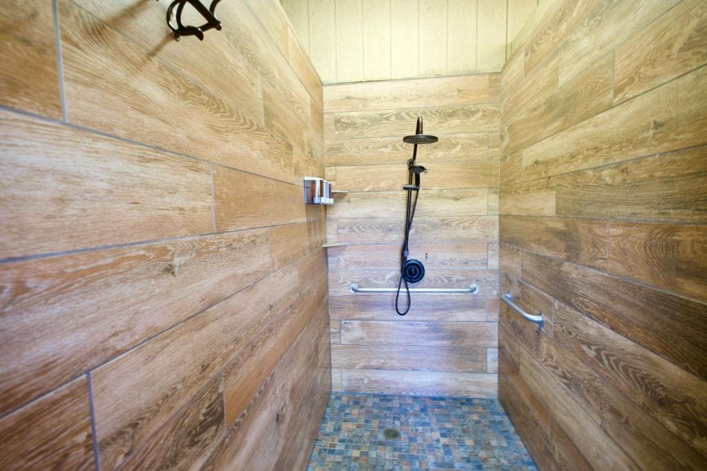Tent with camp style central bathrooms room - Image 3