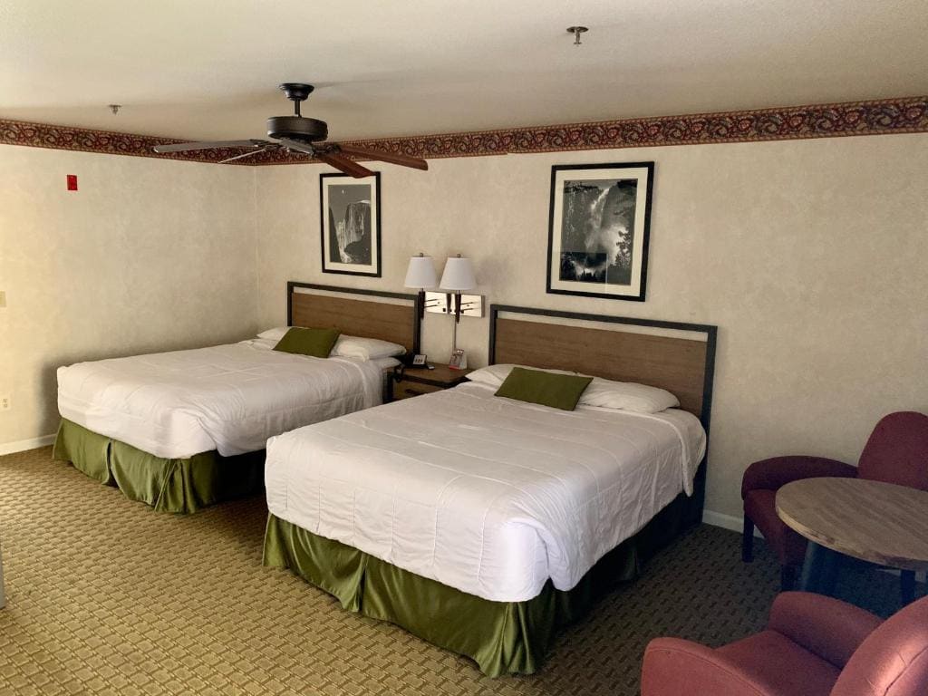Queen Room with Two Queen Beds with Mountain View room - Image 2