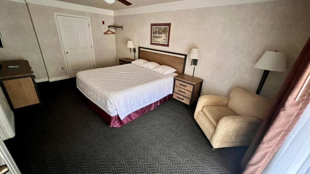 Family Room with Mountain View room - Image 3