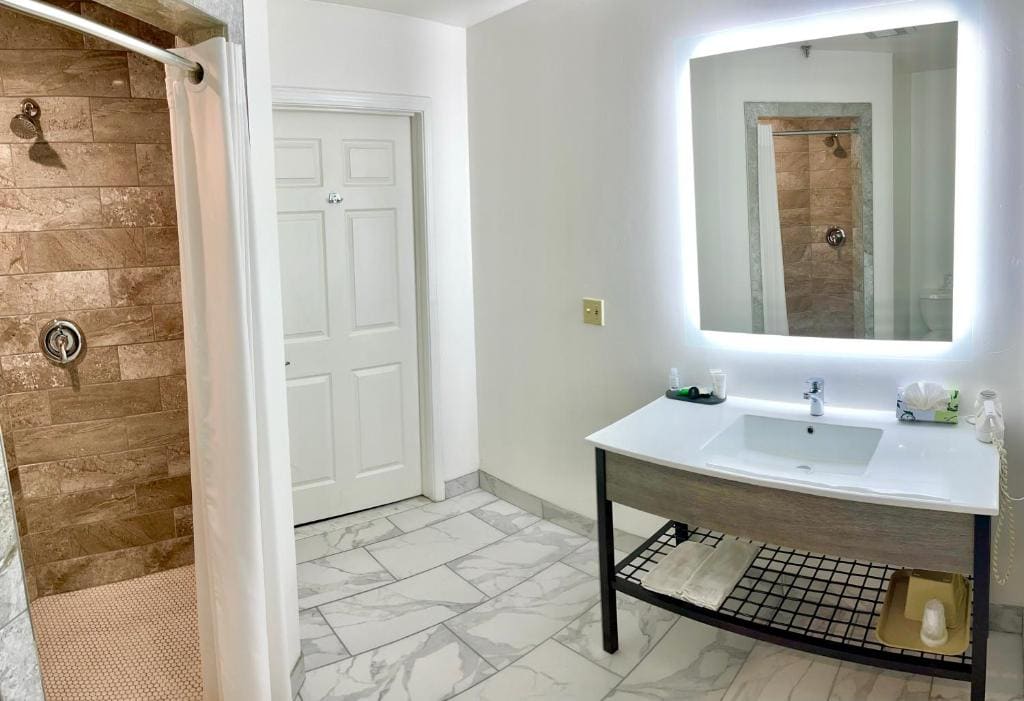 King Room with Spa Bath room - Image 2