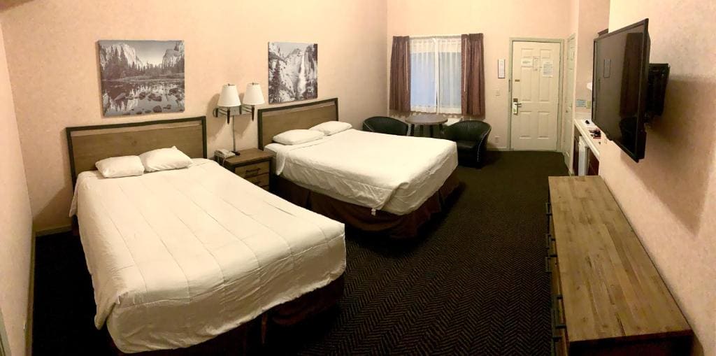 Queen Room with Two Queen Beds with Mountain View room - Image 3