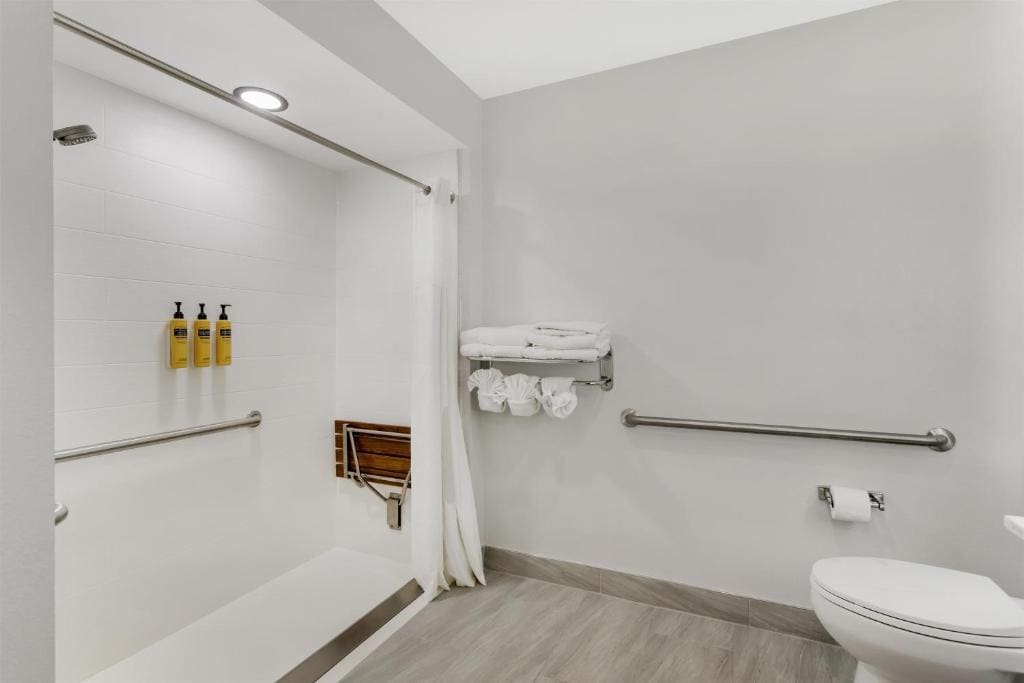 Queen Room with Two Queen Beds with Roll-In Shower - Mobility Access room - Image 2