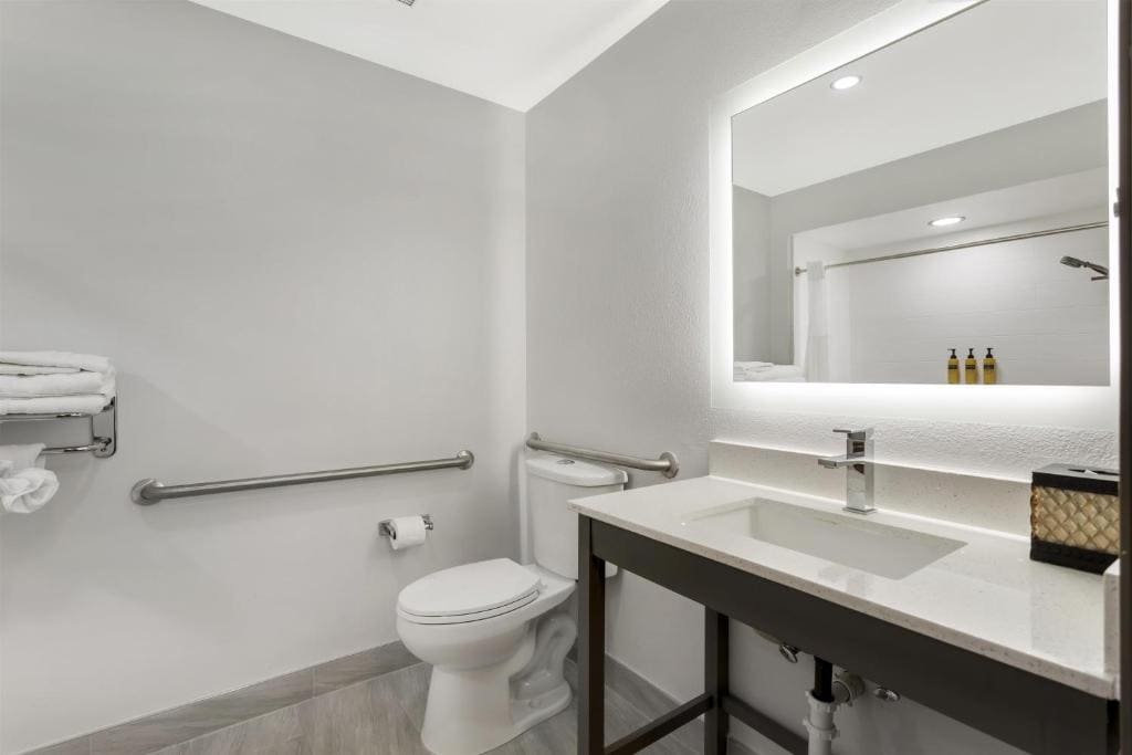 Queen Room with Two Queen Beds with Roll-In Shower - Mobility Access room - Image 3