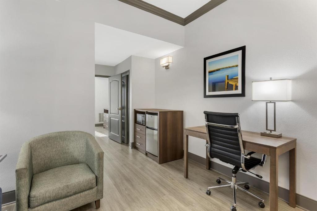 King Suite with Sofa Bed - Non-Smoking room - Image 3