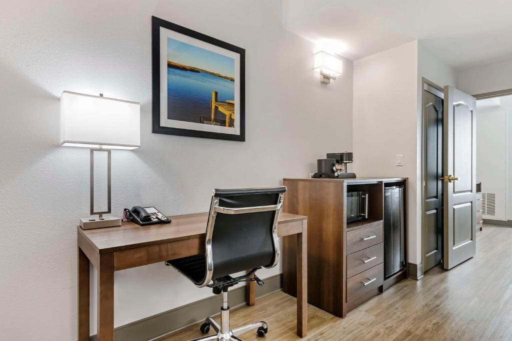King Suite with Sofa Bed - Hearing Accessible/Non-Smoking room - Image 3