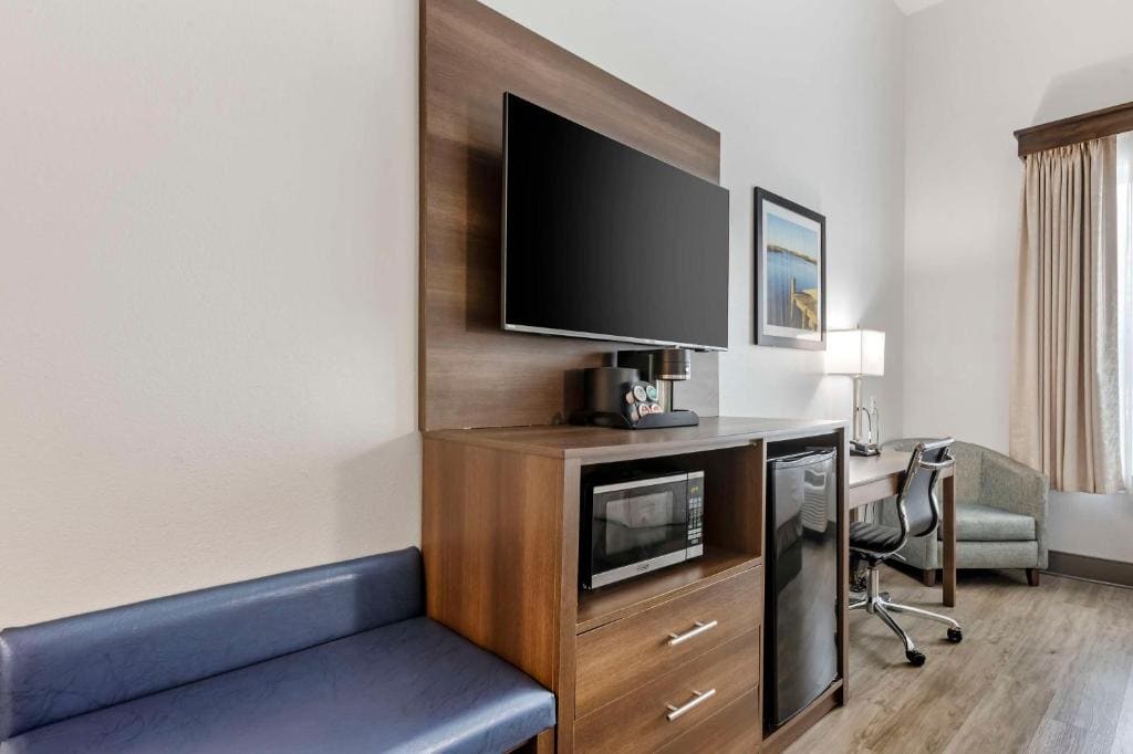 Queen Room with Two Queen Beds - Non-Smoking room - Image 3