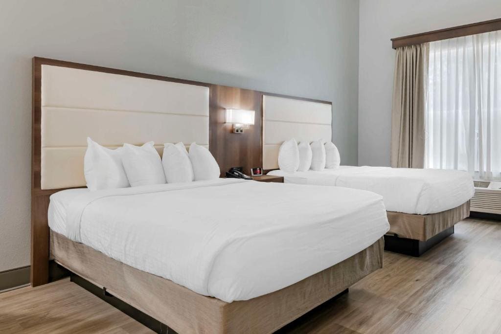 Queen Room with Two Queen Beds - Non-Smoking room - Image 1