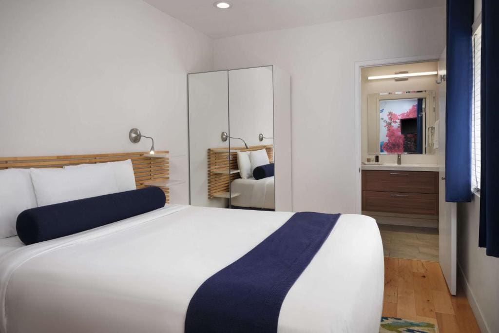 Queen Room with Two Queen Beds - Non-Smoking room - Image 2