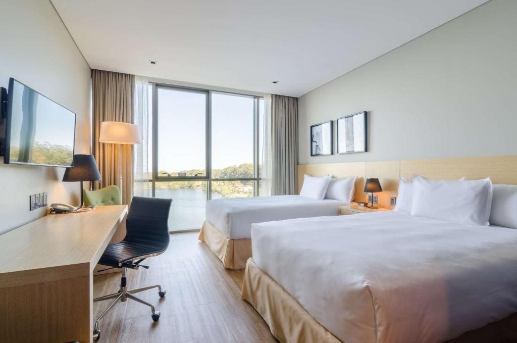 Queen Room with Two Queen Beds and Lake View room - Image 1