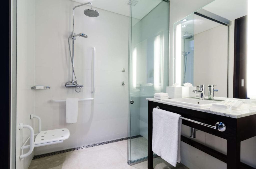 King Room with Roll-in Shower - Disability Accessible/Non-Smoking room - Image 3