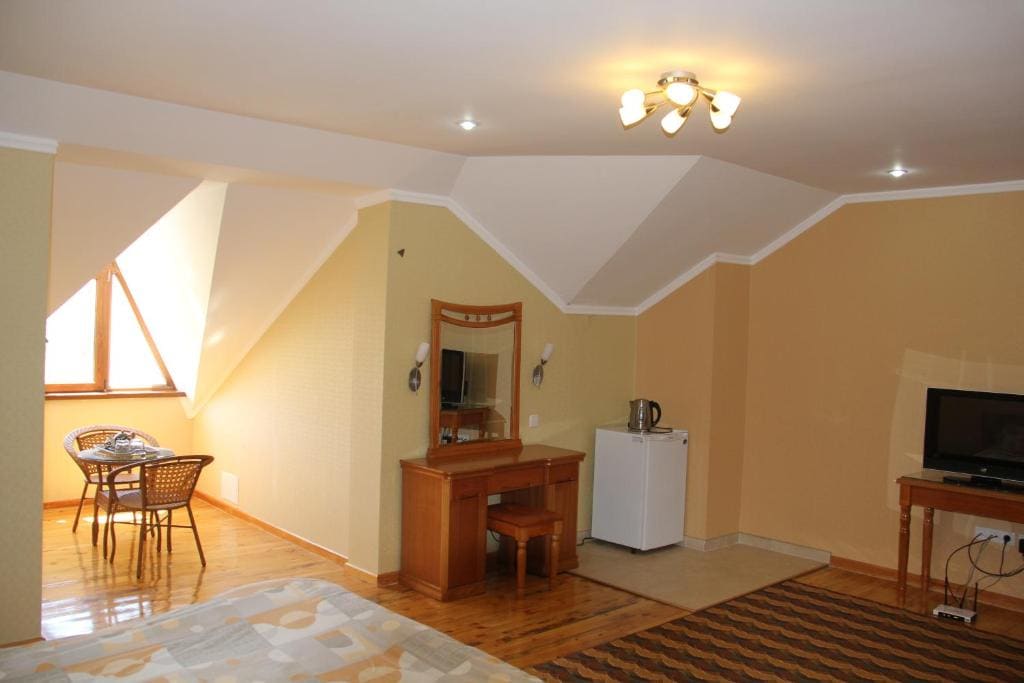 King Suite with Balcony room - Image 3