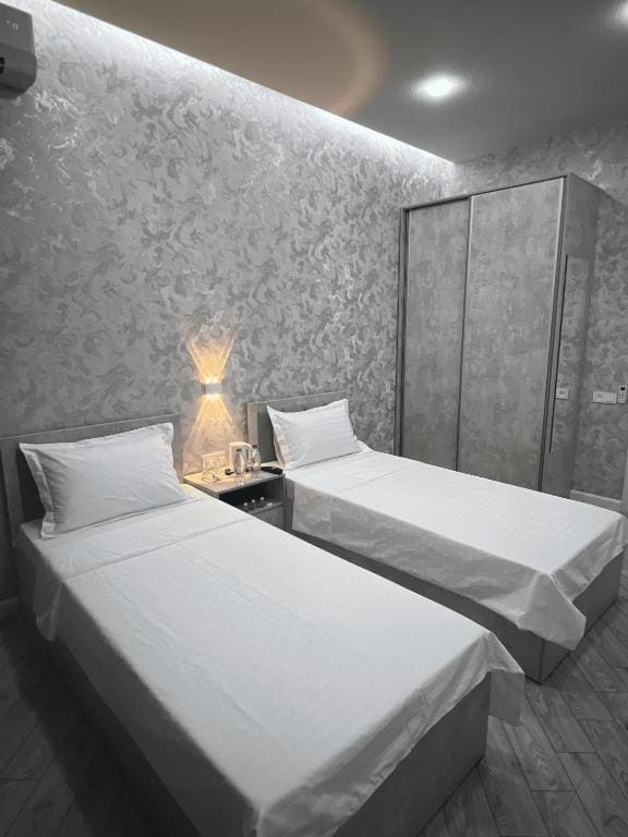 Twin Room with Balcony room - Image 2