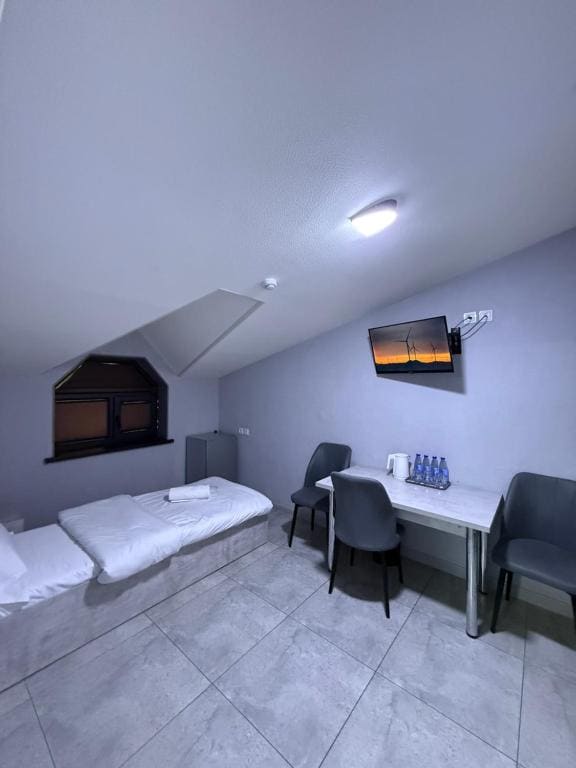 Classic Quadruple Room room - Image 3
