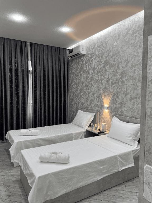 Twin Room with Balcony room - Image 3
