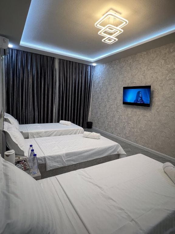 Triple Room with Shared Bathroom room - Image 3