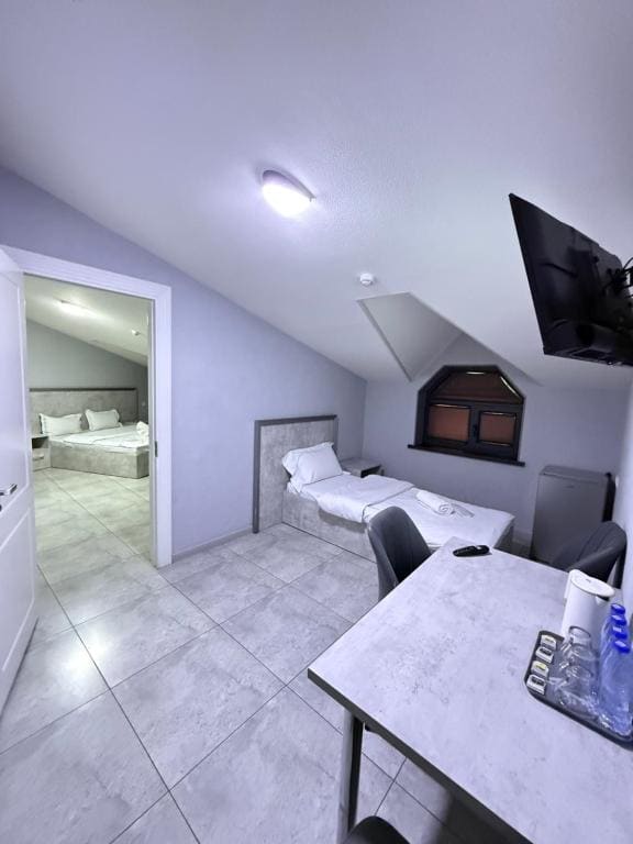 Classic Quadruple Room room - Image 2