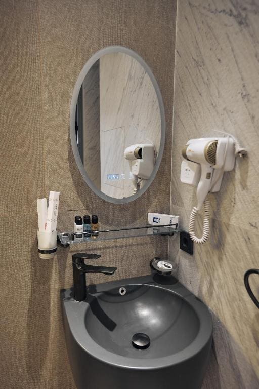 Deluxe Double or Twin Room room - Image 2