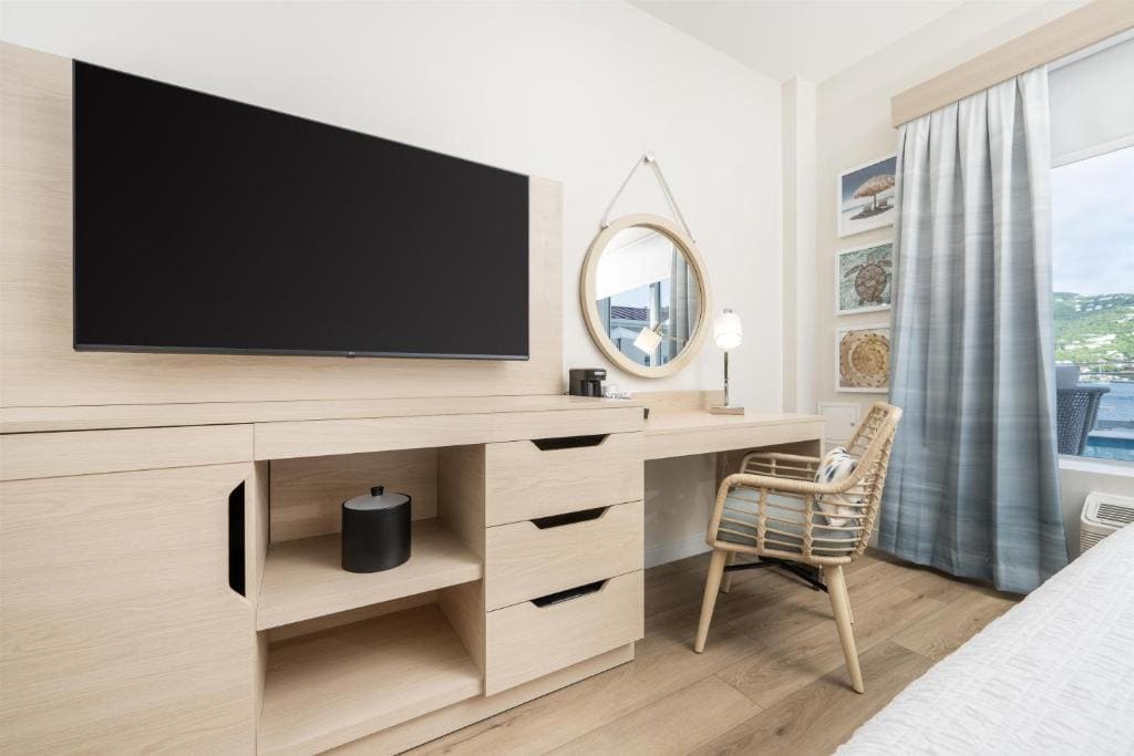 Queen Room with Two Queen Beds and Bath Tub - Mobility and Hearing Access room - Image 2