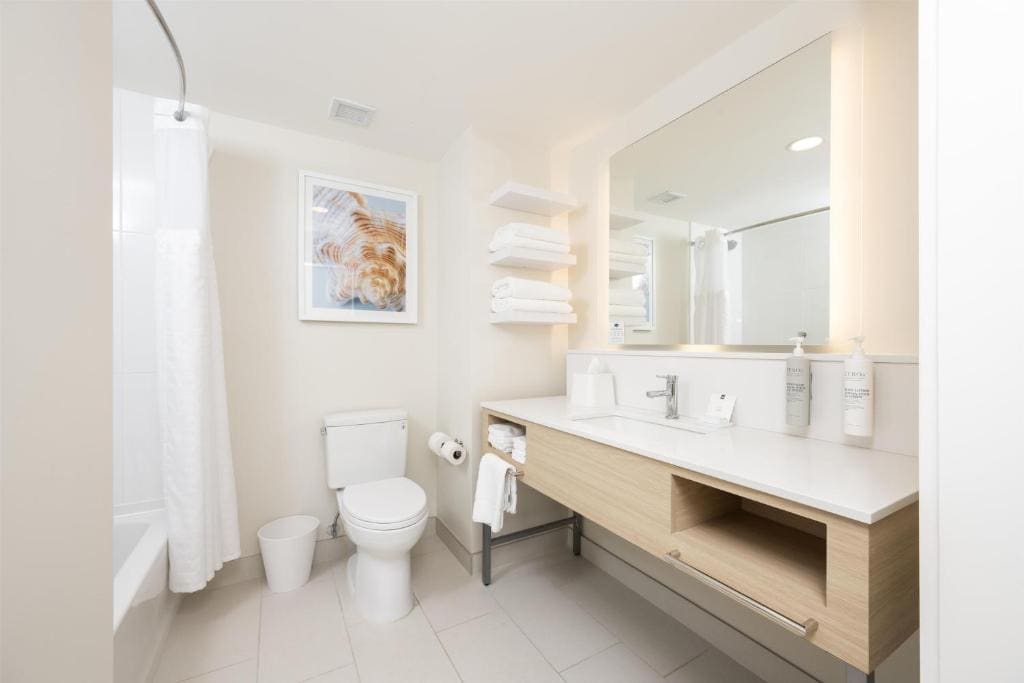 Queen Room with Two Queen Beds and Bath Tub - Mobility and Hearing Access room - Image 3