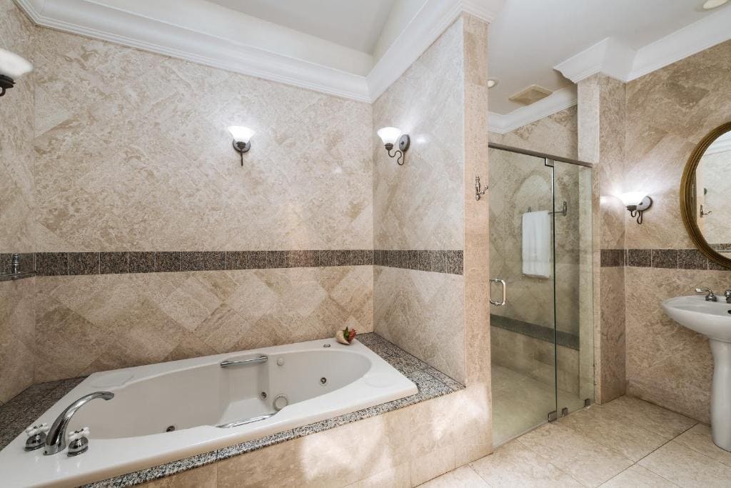 Luxury Beach Side Doubloons room - Image 2