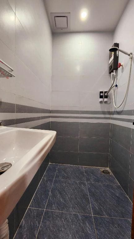 Double Room with Shared Bathroom room - Image 3