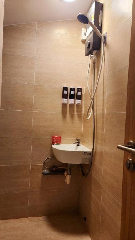 Double Room with Shared Bathroom room - Image 2