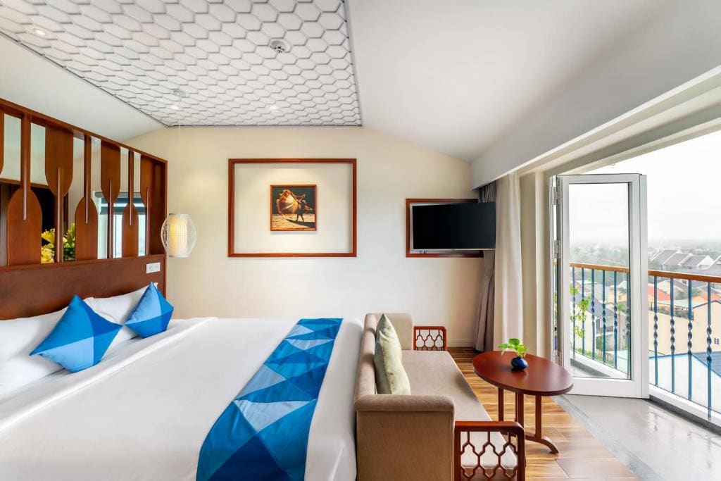Deluxe Room with City View and Balcony room - Image 2