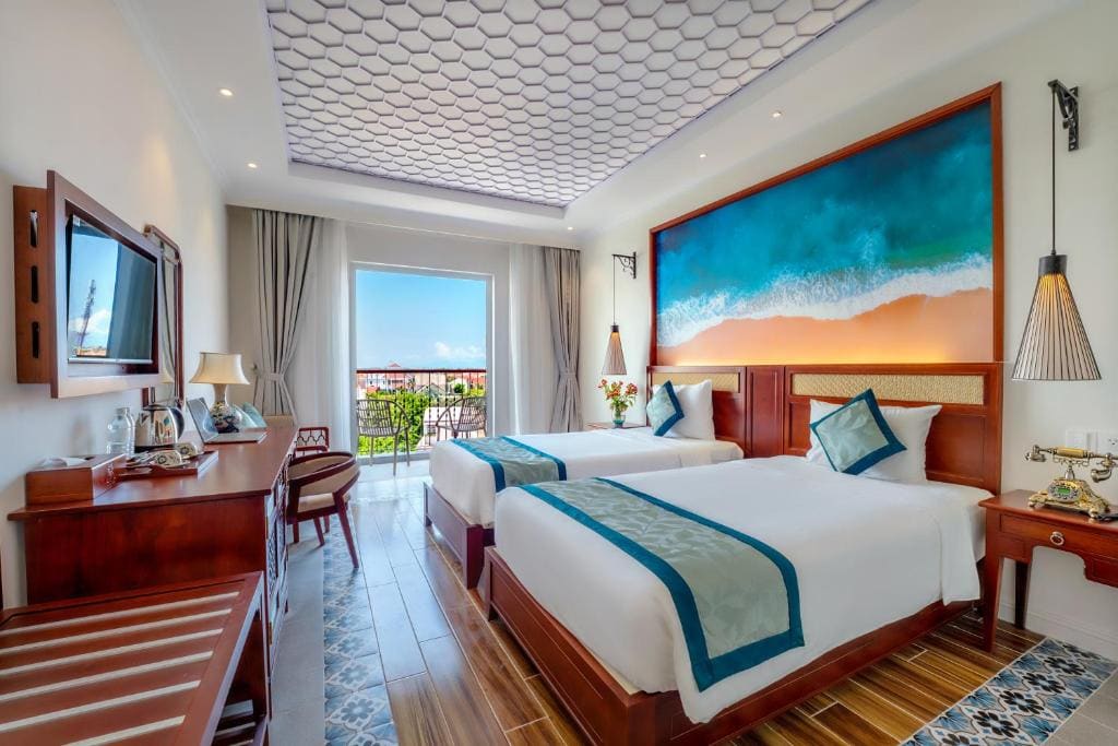 Deluxe Room with City View and Balcony room - Image 3