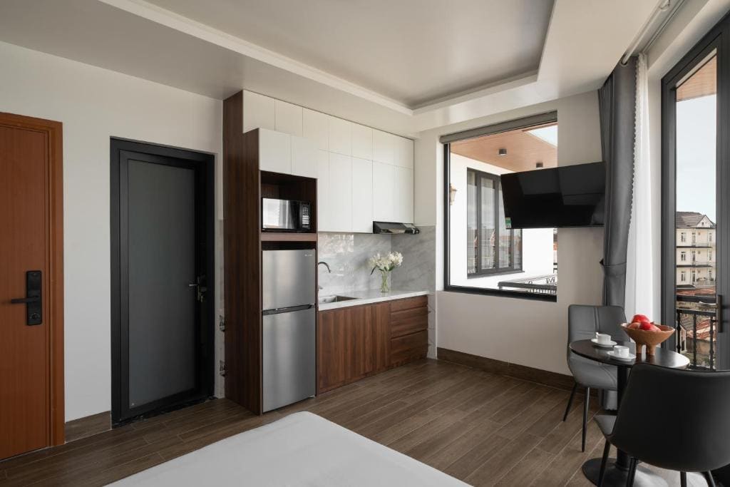 Queen Room with Balcony room - Image 3