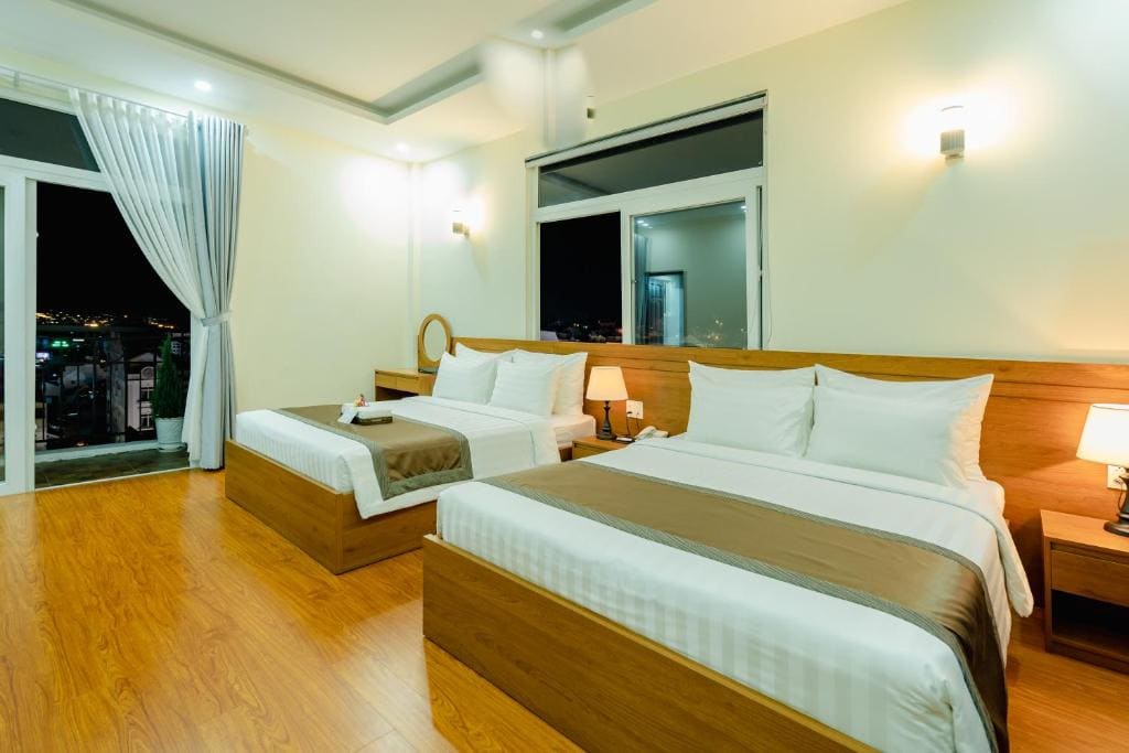 Family Room with Balcony room - Image 3