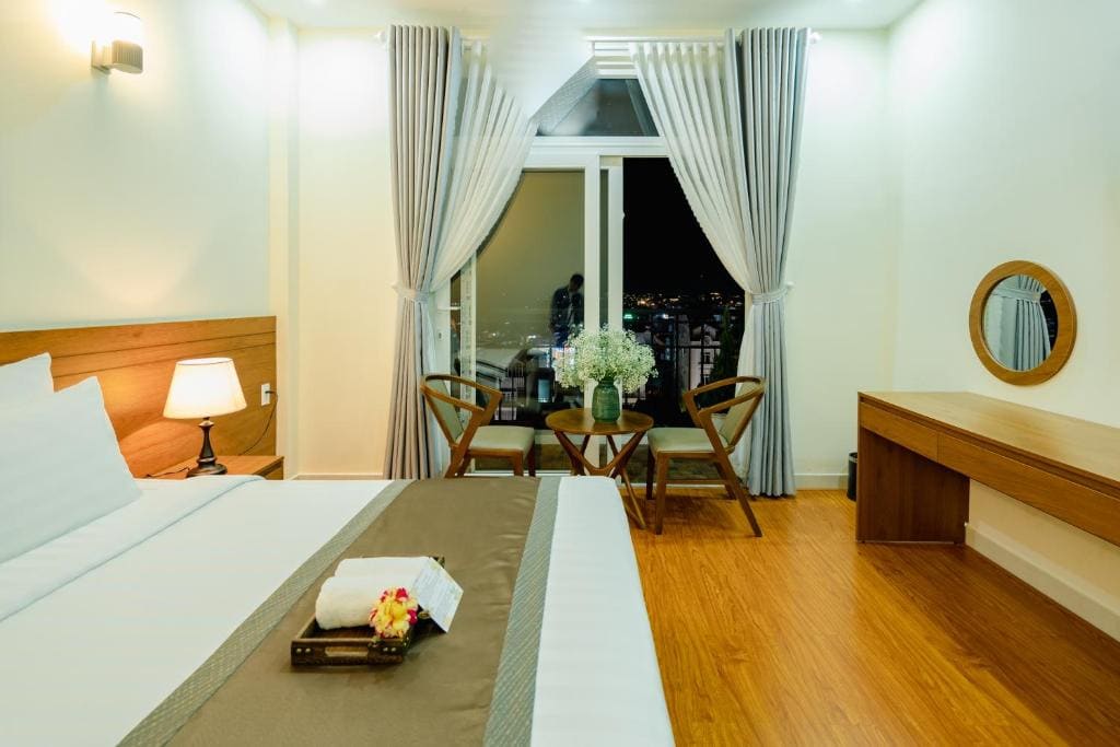 Double Room with Balcony room - Image 3