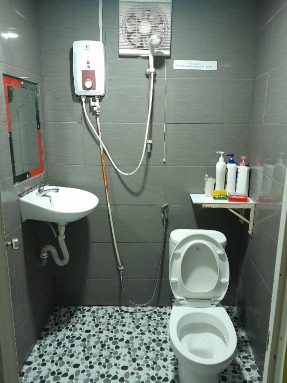 Single Room with Shared Bathroom room - Image 3
