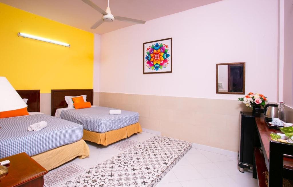 Twin Room with Shared Bathroom room - Image 3
