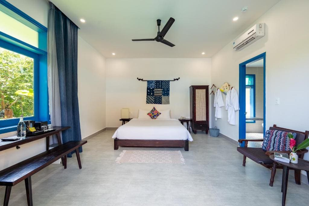 Double Room with Pool View room - Image 2