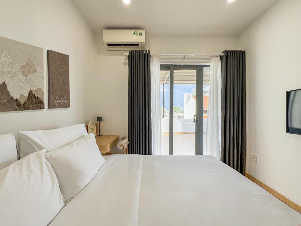 One-Bedroom Apartment with Balcony room - Image 3