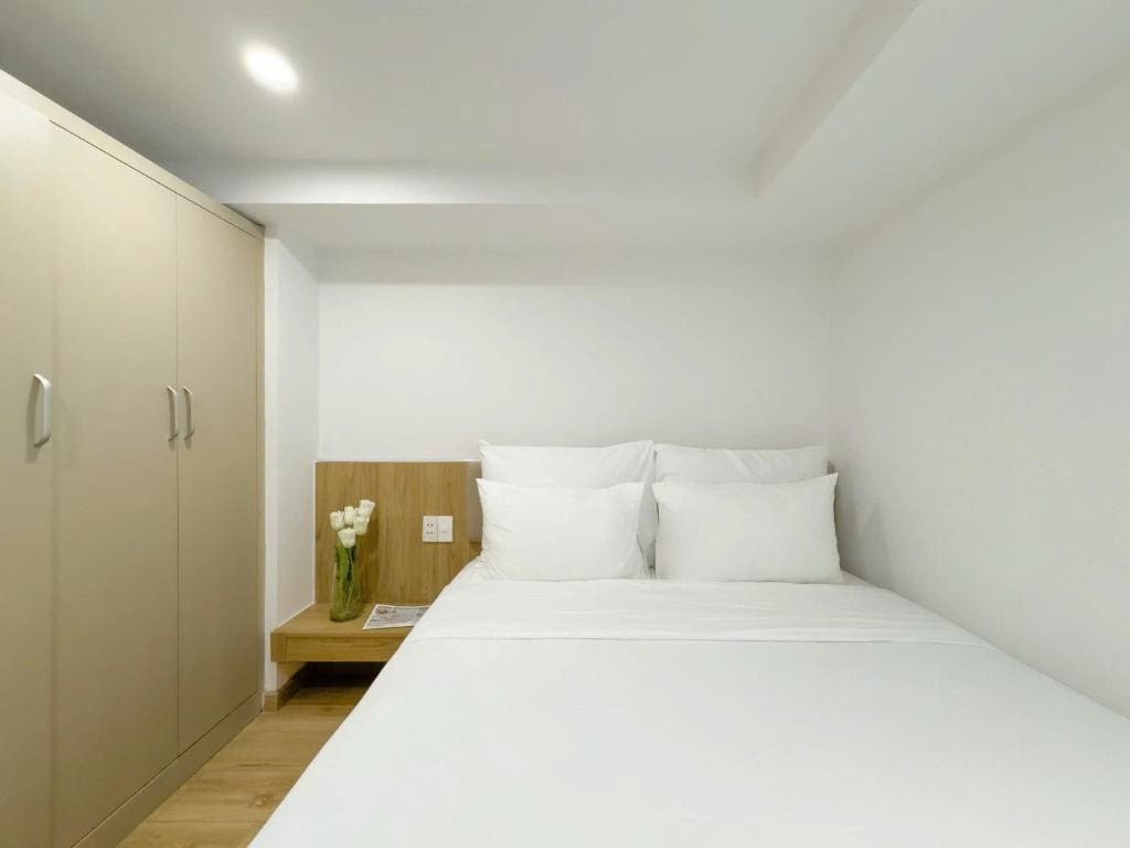 Superior One-Bedroom Apartment room - Image 1